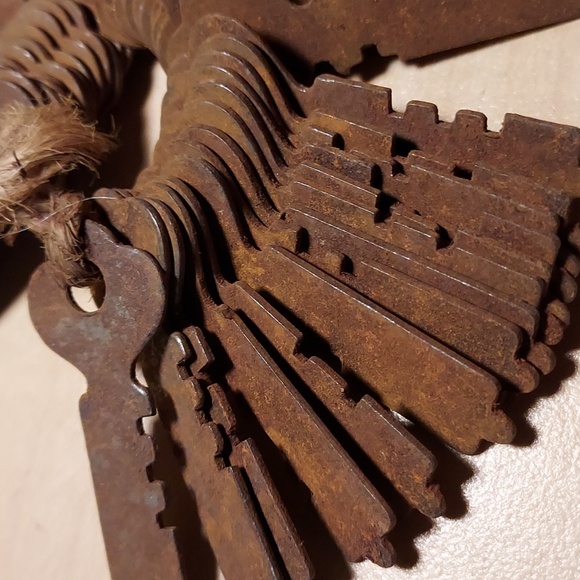 Antique Skeleton Keys Lot of 38 Different Types Small Tied With String - Picture 2 of 6